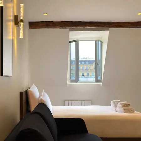 Luxury Suite, Montaigne & Champs Elysees Paryż